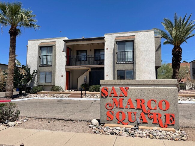 Building Photo - Lovely 2 Bedroom 1  Bath with Fireplace! M...