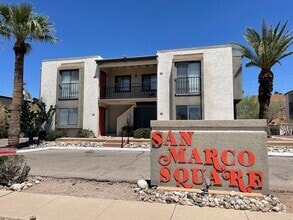 Building Photo - Lovely 2 Bedroom 1  Bath with Fireplace! M...