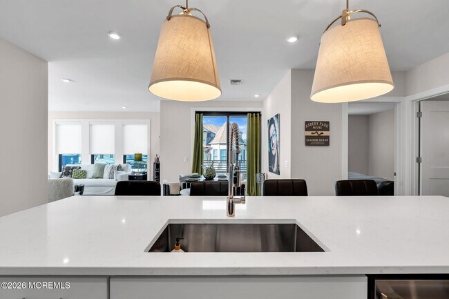 Building Photo - 218 3rd Ave