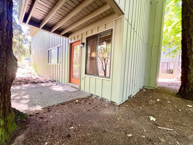 Building Photo - 2 Bed 1 Bath Apartment in Lake Oswego!