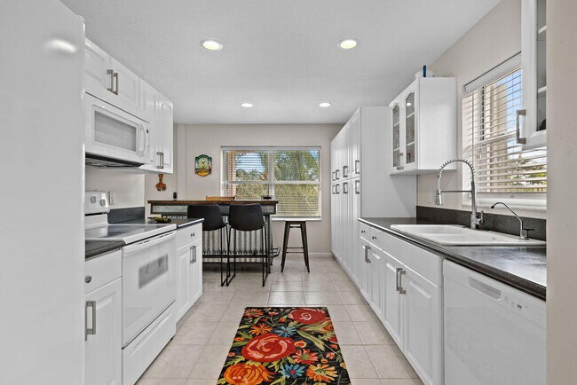 Building Photo - 8050 Aberdeen Dr