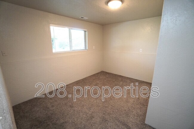 Building Photo - 698 Berwick Dr