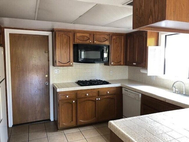 Building Photo - Oak View- Spacious Three Bedroom + Office Space