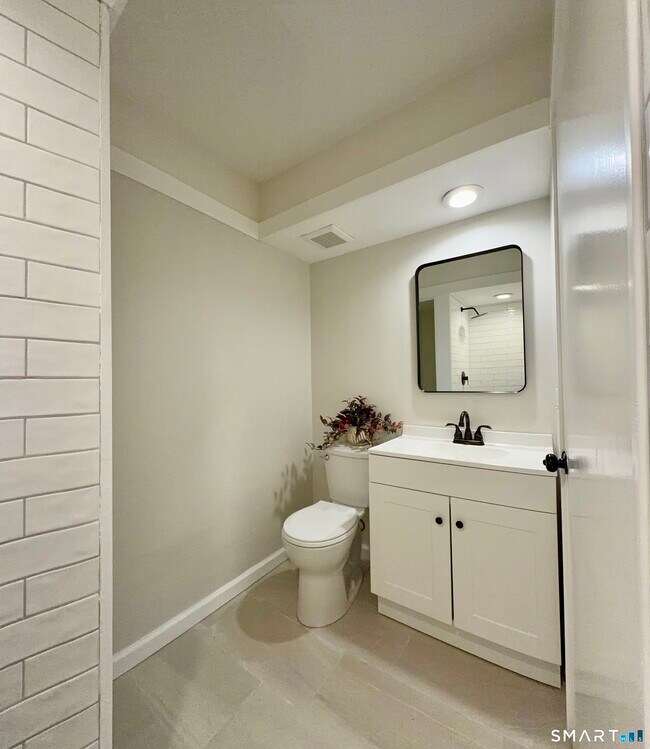 Building Photo - 114 Heritage Vlg