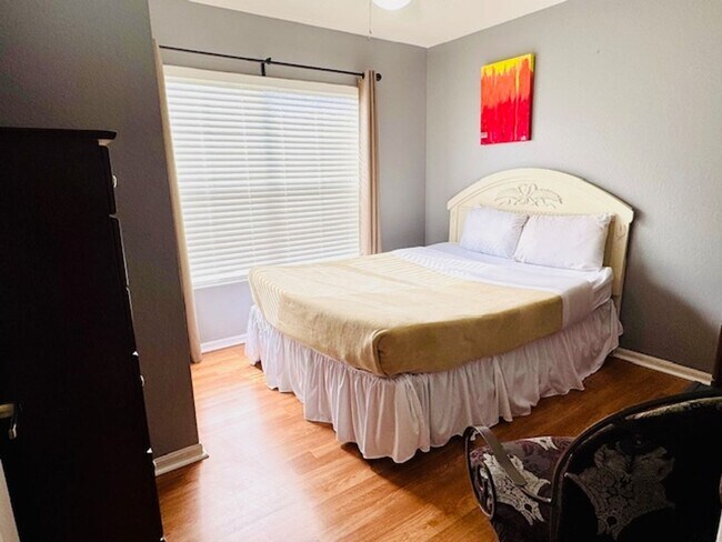 Building Photo - Fully Furnished 4 Bedroom 3 Bath Townhome ...