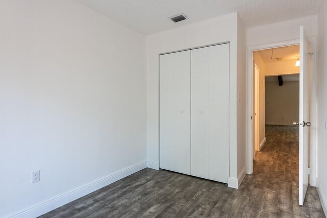 Building Photo - 5847 S 37th St