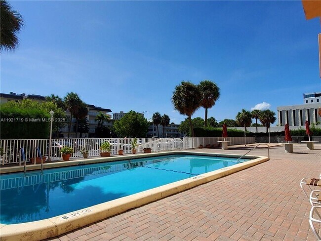 Building Photo - 2200 E Hallandale Beach Blvd