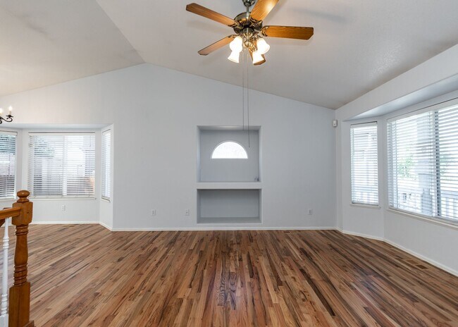 Building Photo - 4 Bed Rancher in District 20!!!