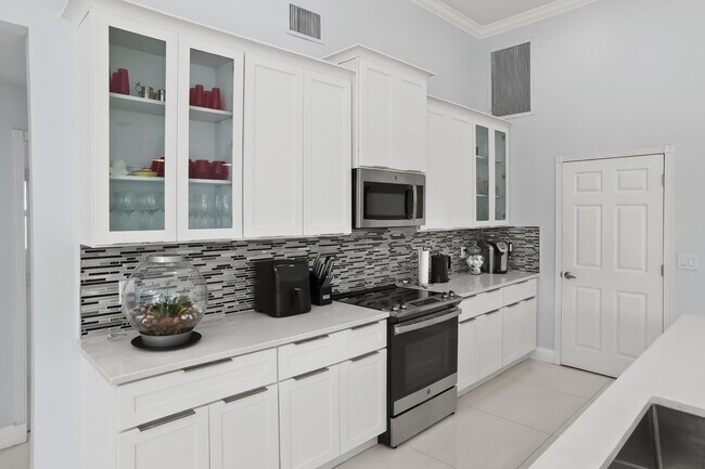 Building Photo - 15622 Cypress Park Dr