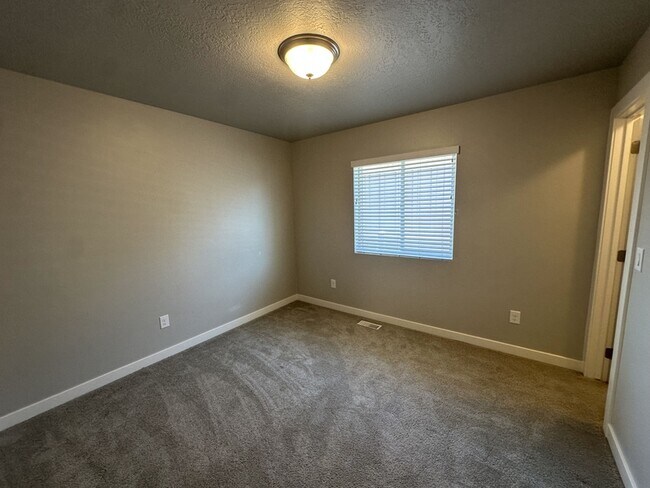 Building Photo - 3321 W 1690 N