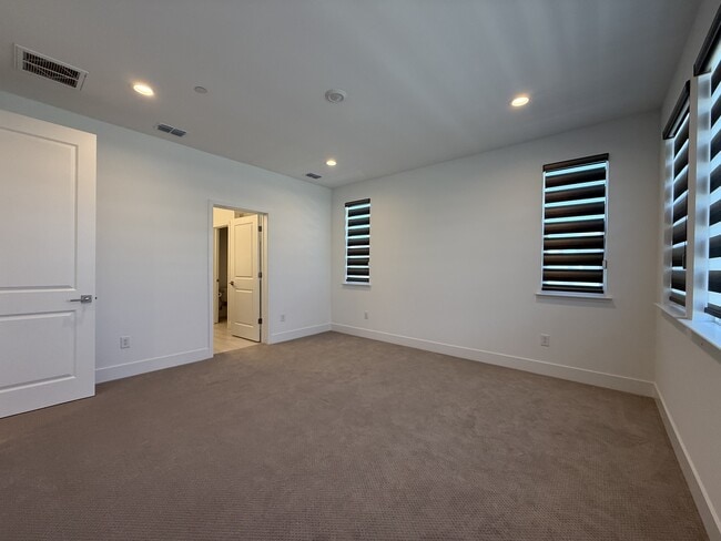 Building Photo - 64 E Frost Dr