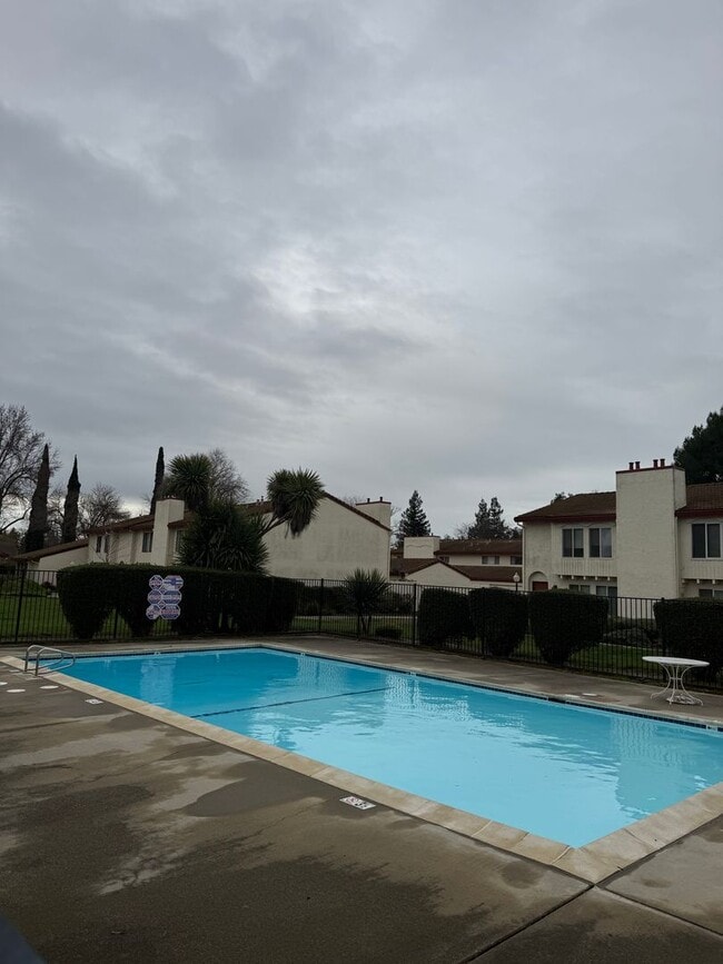 Building Photo - Town Home in South Davis!