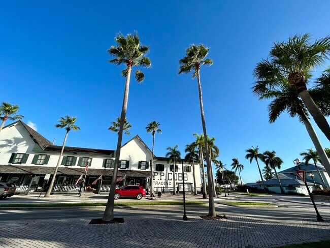 Stroll to nearby Historic Downtown - 28 Harbour Isle Dr W
