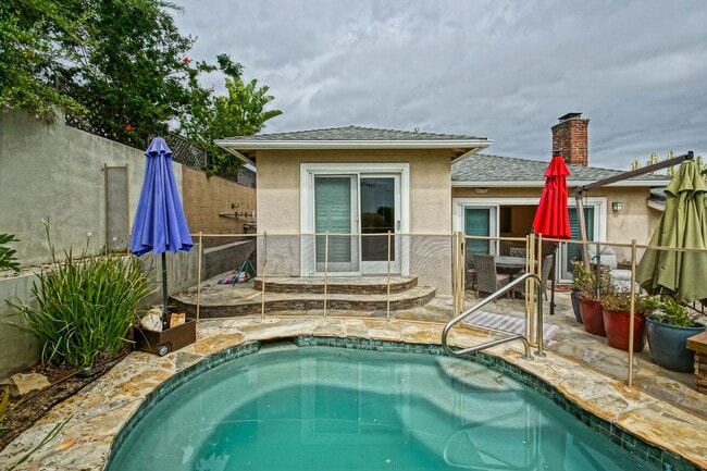 Building Photo - BEAUTIFULLY REMODELED, BRIGHT & AIRY HILLS...