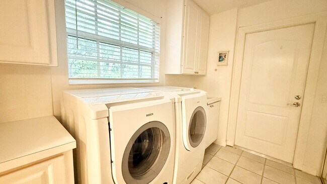 Building Photo - 2861 Livingston Ln