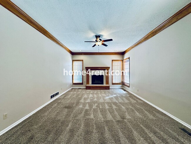 Building Photo - Beautiful, Spacious Home w/ Open Floor Pla...