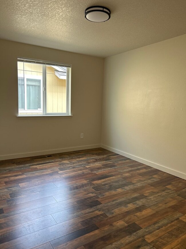 Building Photo - 532 SE Ponderosa Dr
