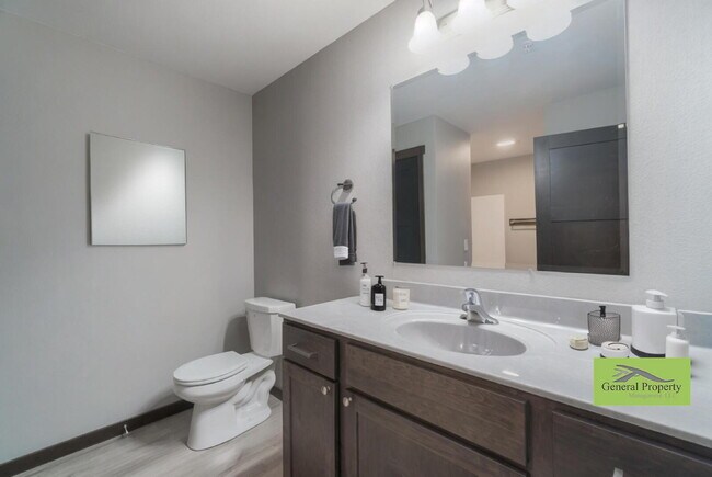 Building Photo - Modern 2 Bedroom, 2 Bathroom Residence wit...