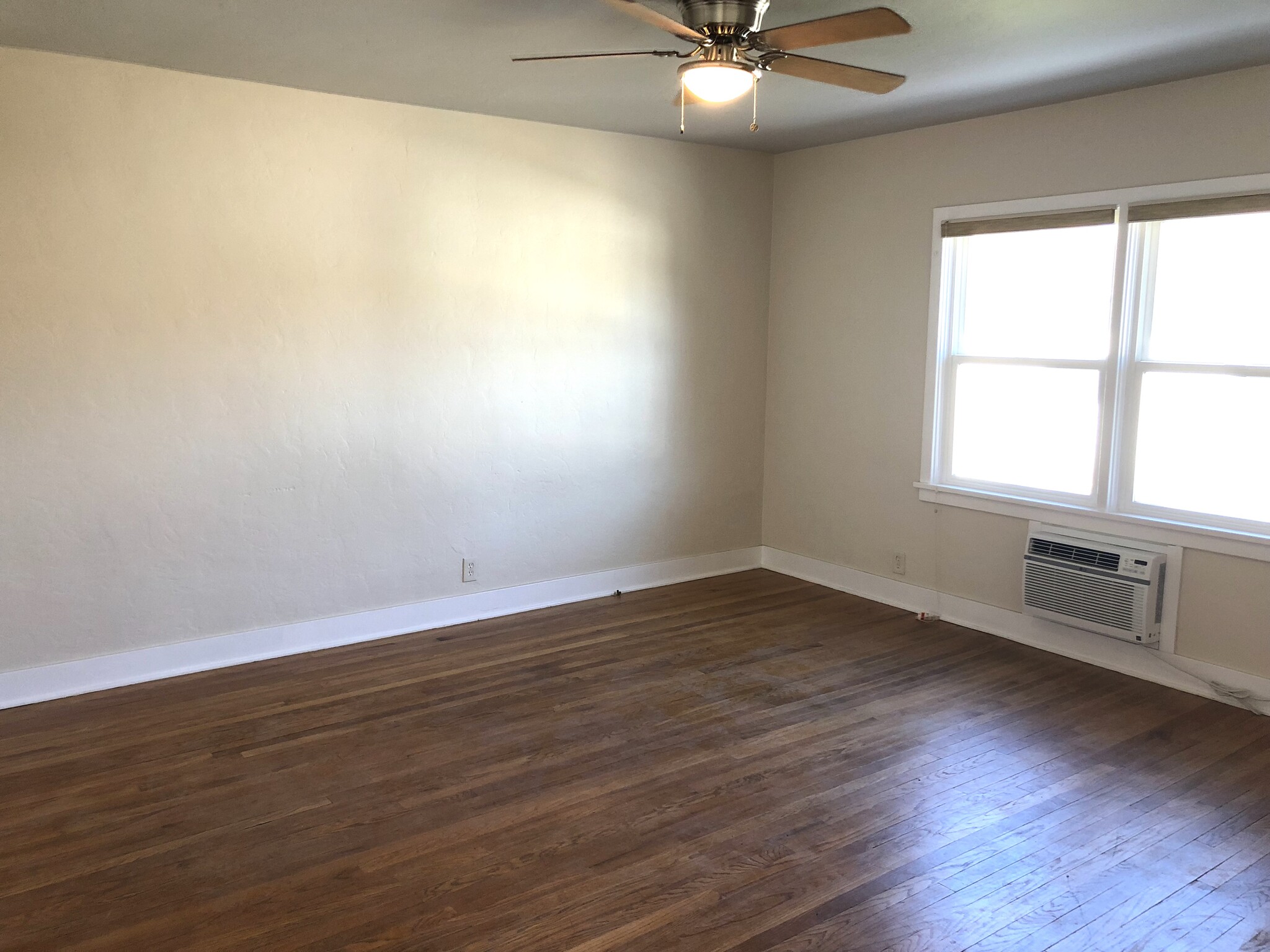 Living room - 1383 Gordon Ave