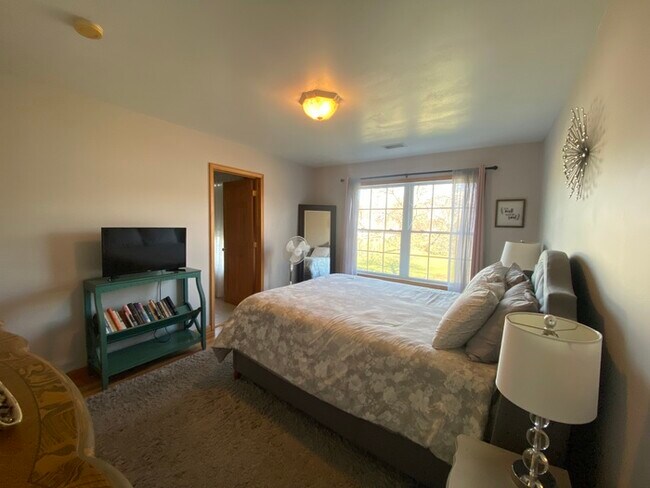 Building Photo - Gorgeous 3 bedroom 2.5 bath with one stall detached garage and fenced in backyard for rent!