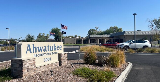 Building Photo - Golfside Villa