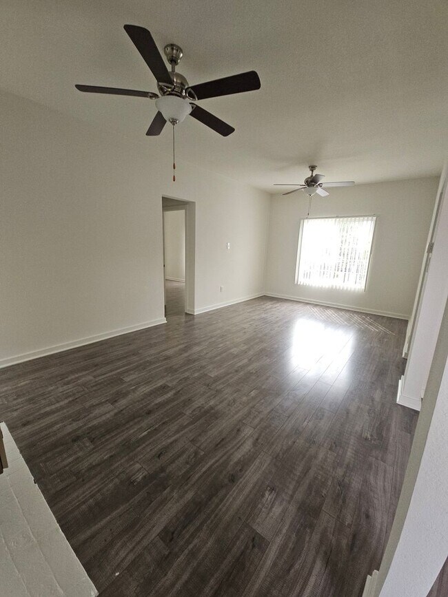 Building Photo - Remodeled 2 Bedroom Unit !