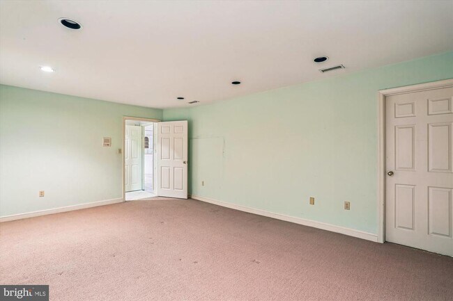 Building Photo - 9939 Bentcross Dr