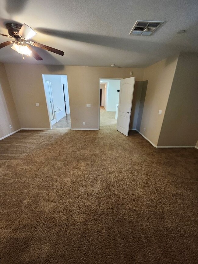 Building Photo - Beautiful two-story townhouse in Fontana G...