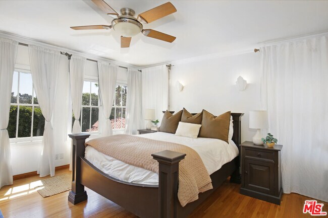 Building Photo - 6538 Cahuenga Terrace