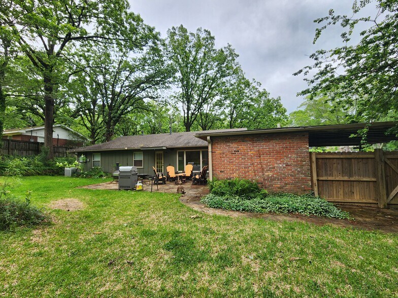 Fenced landscaped back yard - 506 Shamrock Dr