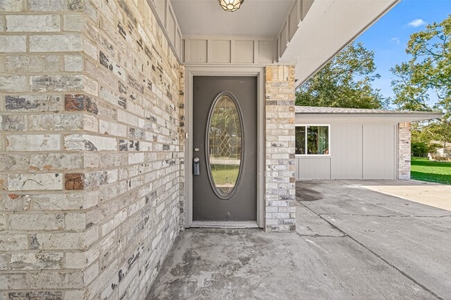 Building Photo - 1611 Drexel Dr