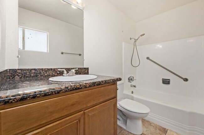 Building Photo - 524 W Fairway Dr