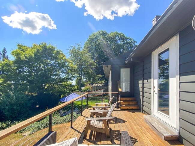 Building Photo - Stunning Mid-Century Home with Spectacular Southerly Views in Sought-After Terwilliger Heights!