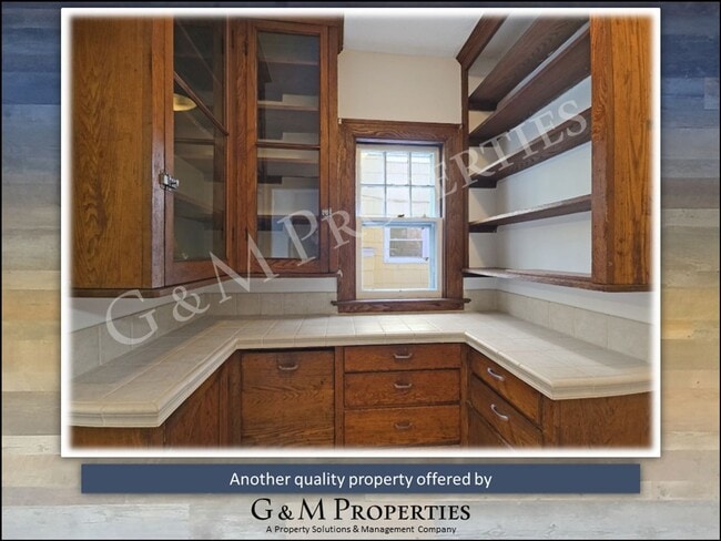 Building Photo - Rare Park Ave Rental – Spacious 3-Bedroom with Original Charm
