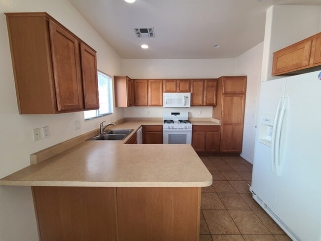 Building Photo - Beautiful 4-bedroom 3-bathroom - GREAT LOC...