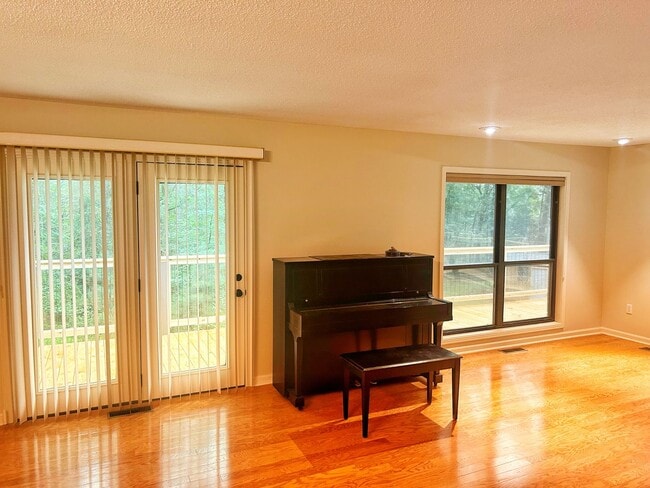 Building Photo - Five bedroom home on one acre of land loca...