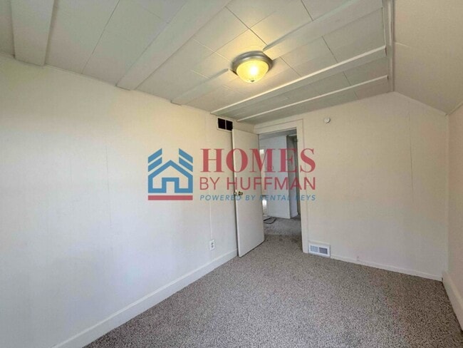 Building Photo - Two Bedroom House | Large Lot | Detached Garage