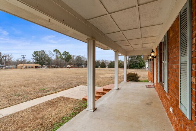 Building Photo - Country Living within Minutes of City Life