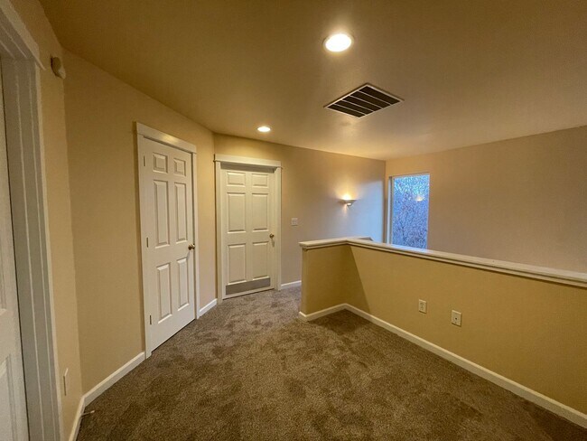 Building Photo - BEAUTIFUL TOWNHOME LOCATED IN REDMOND!