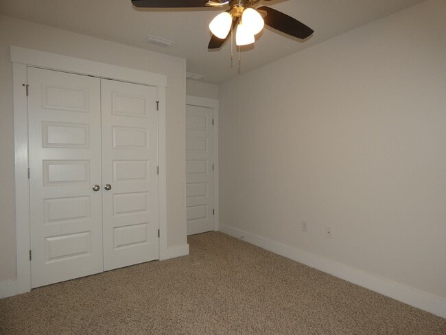 Building Photo - Stunning Townhome - End Unit