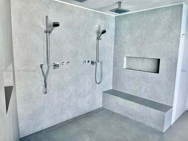 Building Photo - 18555 Collins Ave