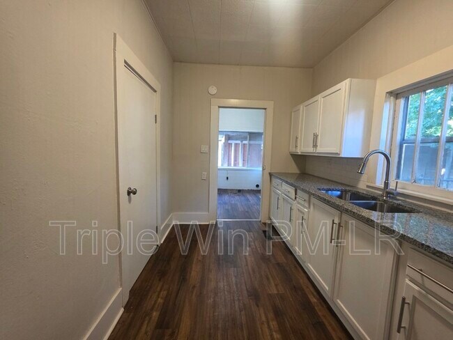 Building Photo - 609 N Morrill St