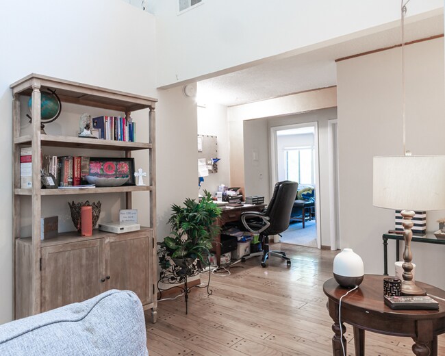 Building Photo - 10 Longstream Ct