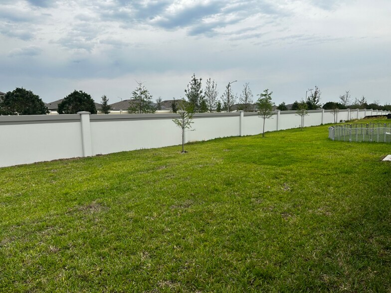 Building Photo - 1065 SILAS St