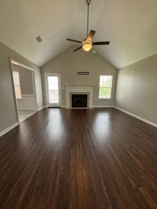 Building Photo - 499 Marble Falls