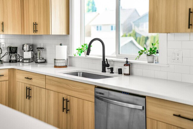 Building Photo - 3309 NE 42nd Pl