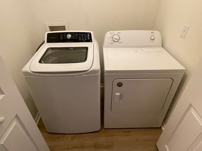 Building Photo - Four Bedroom Town Home with Two Car Garage in University Park-Renovated!