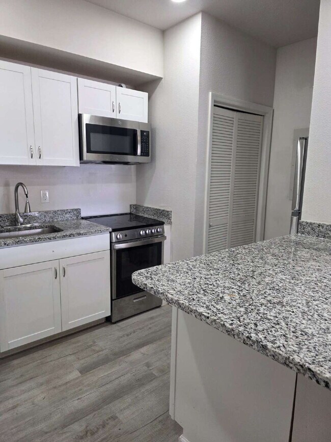 Building Photo - Apartment in Quadplex For Rent