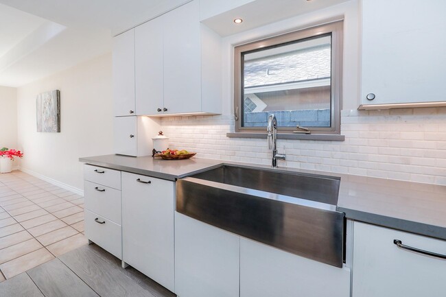 Building Photo - 503 Pine Sisken St