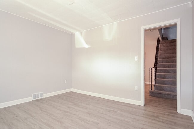 Building Photo - 1260 Summerlea Ave